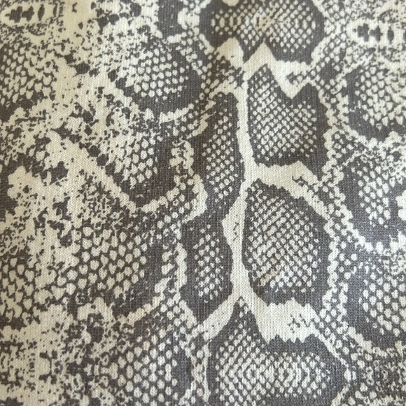 🎈3/$25🎈NWOT PrettyLittleThing Snake Print Sweatshirt - Picture 4 of 4